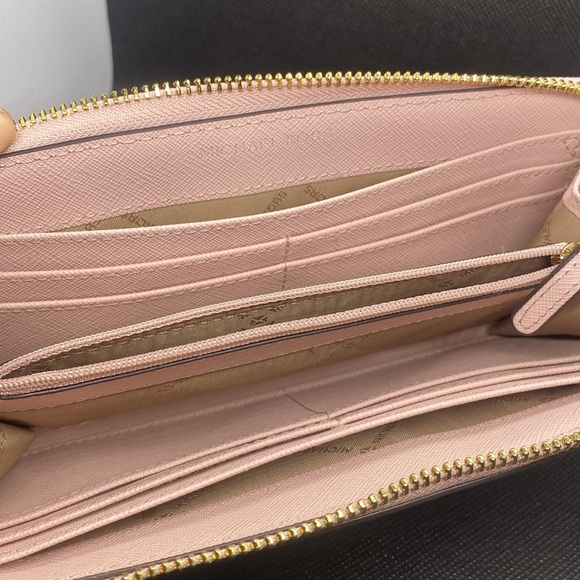 đź©·MICHAEL KORSđź©·Lg Jet Set Travel Pale Pink Three Quarter Zip Leather Wallet/EUC - Picture 7 of 8